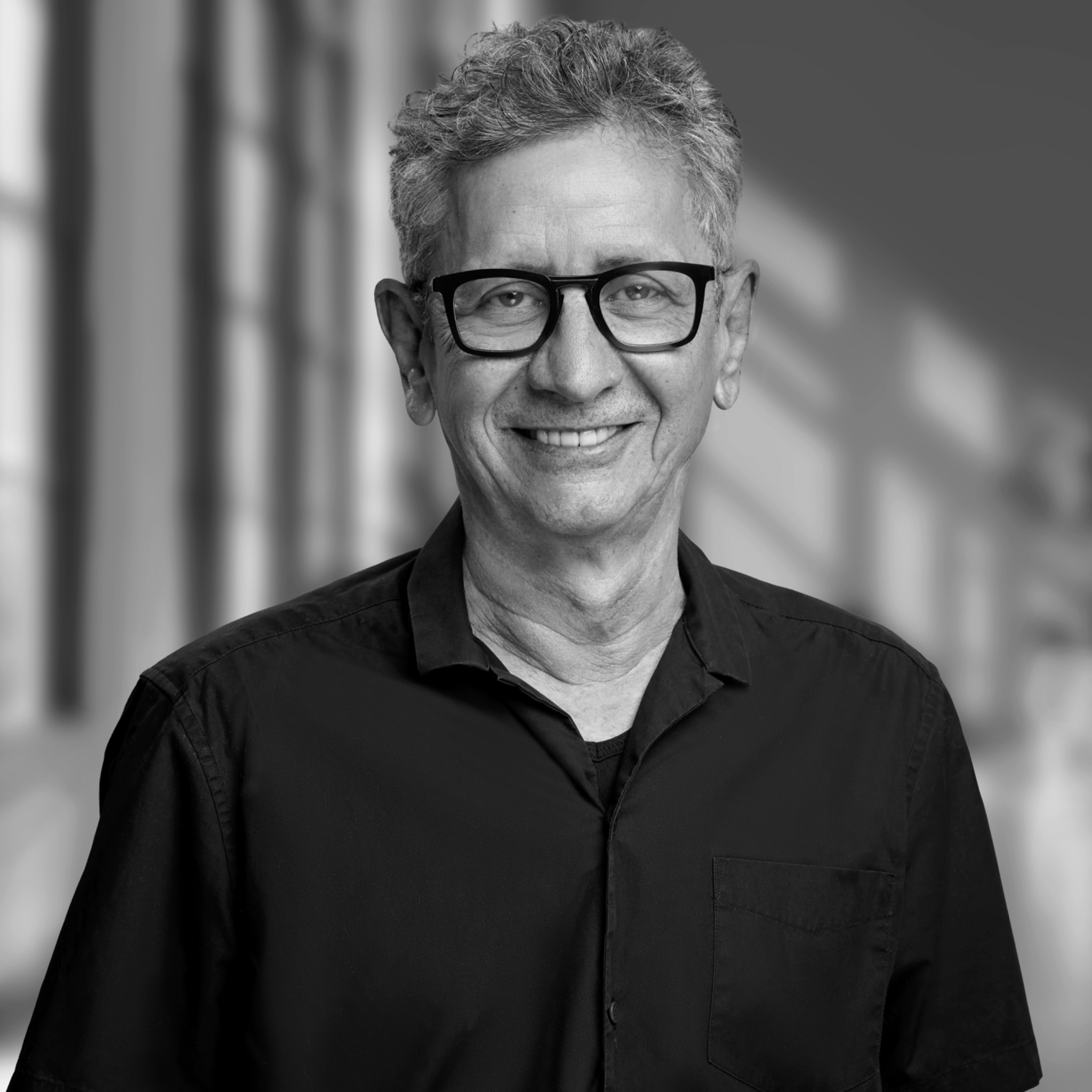 Schwarzweiß-Porträt von Andreas Ebrahim